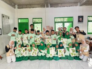 Mahasiswa KKN UIN Walisongo Posko 17 Gelar Pelatihan Ecoprint di SD IT Kartika Buana