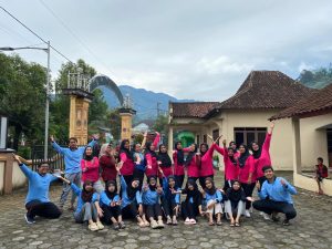 Mahasiswa KKN UIN Walisongo Hidupkan Kembali Rutinitas Senam Mingguan di Dusun Krajan