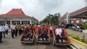 Presiden Prabowo Serahkan 150 Becak Listrik untuk Tukang Becak di Kendal