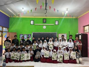 Mahasiswa KKN UIN Walisongo Ajak Siswa SDN Salamsari Berkreasi dengan Ecoprint