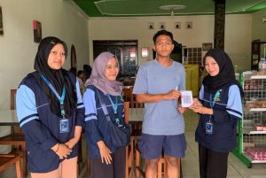Mahasiswa KKN UIN Walisongo Dorong Digitalisasi UMKM: Buatkan QRIS GoPay dalam Sehari