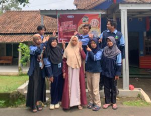 KKN Reguler Angkatan 85 UIN Walisongo Semarang Dukung UMKM Lokal Melalui Kegiatan Pemasangan Banner UMKM di Desa Banjarejo