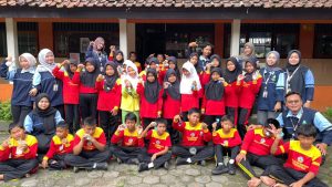 Kreatif dan Edukatif: Mahasiswa KKN Gelar Pelatihan Ganci dari Tutup Botol di SDN Puguh