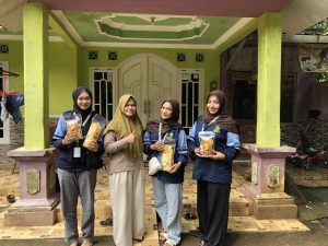 Mahasiswa KKN UIN Walisongo Tinjau Produksi UMKM Keripik untuk Penguatan Ekonomi Kreatif Desa Meteseh