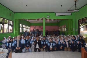Mahasiswa KKN UIN Walisongo Posko 1 Gelar Workshop Entrepreneurship di SMPN 4 Singorojo
