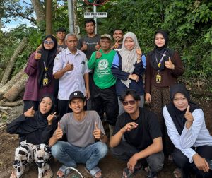 Mahasiswa KKN UIN Walisongo Pasang Kaca Cembung di Titik Rawan Desa Peron untuk Tingkatkan Keselamatan Berkendara