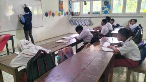 Mahasiswa KKN UIN Walisongo Posko 30 Berpartisipasi dalam Kegiatan Mengajar di SDN 1 dan 2 Tamanrejo
