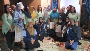 Mahasiswa KKN UIN Walisongo Perkenalkan Produk Dendeng Daun Singkong kepada Ibu PKK Singorojo