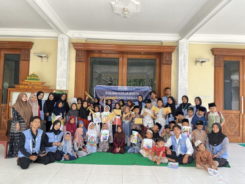 Para santri bersama mahasiswa KKN Posko 33 UIN Walisongo Semarang dalam Festival Santri Cilik di Madrasah Diniyah Takmiliyah Ula NU 13 Walisongo Pagertoyo.