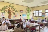 Mahasiswa KKN Posko 33 UIN Walisongo Semarang saat mengajar di SDN Pagertoyo, Kecamatan Limbangan, Kabupaten Kendal.