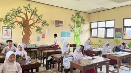 Mahasiswa KKN Posko 33 UIN Walisongo Semarang saat mengajar di SDN Pagertoyo, Kecamatan Limbangan, Kabupaten Kendal.
