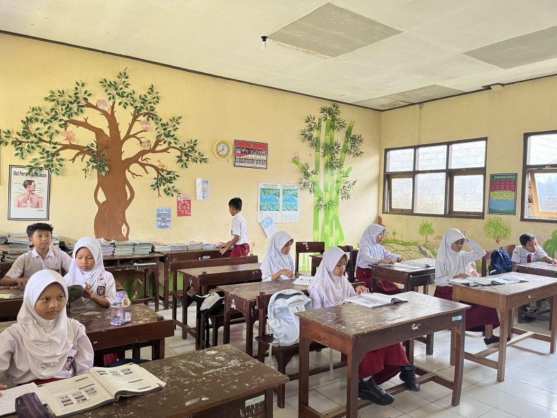 Mahasiswa KKN Posko 33 UIN Walisongo Semarang saat mengajar di SDN Pagertoyo, Kecamatan Limbangan, Kabupaten Kendal.