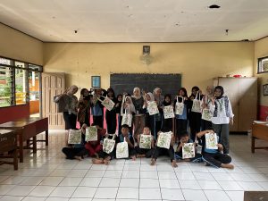 Mahasiswa KKN UIN Walisongo Ajak Siswa SDN Banyuringin 01 Berkreasi Ecoprint Ramah Lingkungan
