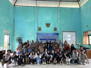Mahasiswa KKN UIN Walisongo Gelar Pelatihan Pembuatan Sabun Cuci Piring dari Kulit Pisang dan Jeruk di Balai Desa Banyuringin