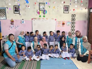 Mahasiswa KKN Walisongo Ajak Anak TK Pamardisiwi 1 Belajar Kreatif Lewat Meronce Manik-Manik
