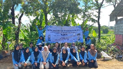 Mahasiswa KKN UIN Walisongo bersama ibu-ibu PKK Dusun Krajan, Desa Kedungsari gelar penanaman tanaman obat keluarga pada Minggu, 2 November 2025.