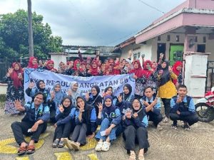 Mahasiswa KKN UIN Walisongo Ajak Ibu-Ibu PKK Kedungsari Bikin Lilin Aromaterapi