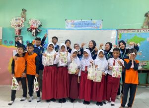 Mahasiswa KKN UIN Walisongo Posko 19 Ajak Anak-Anak Berkarya Seni Ekslusif Ramah Lingkungan Lewat Ecoprint