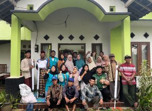 Mahasiswa KKN UIN Walisongo Sosialisasikan Alat Penabur Pupuk Sederhana di Purwogondo