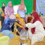 Mahasiswa KKN Posko 22 Edukasi Warga Ngabean Bikin Sabun Eco-Enzyme