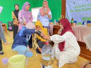 Mahasiswa KKN Posko 22 Edukasi Warga Ngabean Bikin Sabun Eco-Enzyme