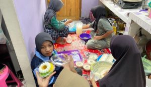 Mahasiswa KKN UIN Walisongo Mengadakan Kunjungan ke Rumah Produksi Bolu Tiwul sebagai Oleh-Oleh Khas Daerah Kalikesek