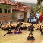 Anti Mainstream! Bidan Sutarmi dan KKN UIN Walisongo Pagerwojo Ubah Pemandian Nglimut Jadi Arena Senam Lansia