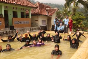 Anti Mainstream! Bidan Sutarmi dan KKN UIN Walisongo Pagerwojo Ubah Pemandian Nglimut Jadi Arena Senam Lansia