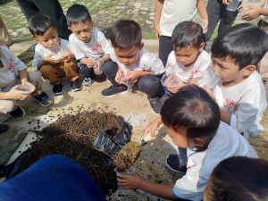 Mahasiswa KKN UIN Walisongo Dukung Pembelajaran Luar Ruangan di TK Dharma Wanita Melalui Kegiatan Menanam Biji Sayur Terong