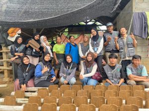 Mahasiswa KKN UIN Walisongo Kunjungi Sentra Genteng Tanah Liat di Desa Meteseh