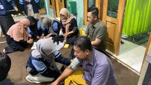 Mahasiswa KKN Posko 30 dan Bidan Desa Gelar Skrining Kesehatan di Mushola Tamanrejo