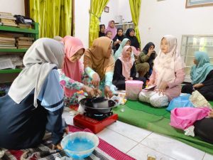 Mahasiswa KKN UIN Walisongo dan Ibu Fatayat Ubah Jelantah Jadi Lilin Aromaterapi Ramah Lingkungan