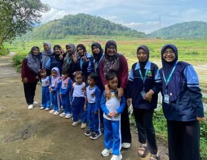 Mahasiswa KKN UIN Walisongo Posko 24 Dampingi Anak KB Boegenviel Berikan Edukasi Pengenalan Lingkungan