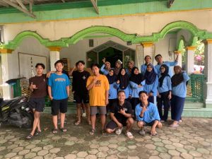 Mahasiswa KKN UIN Walisongo Posko 24 Dampingi Karang Taruna Bersihkan Masjid-masjid Banjarejo