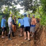 Mahasiswa KKN UIN Walisongo Posko 35 Ikut Serta dalam Kerja Bakti Perlebaran Jalan di Dusun Brujulan
