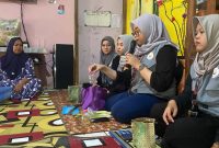 Workshop Spray Serai Anti Nyamuk di Desa Trayu untuk mengedukasi ibu-ibu PKK oleh mahasiwa KKN UIN Walisongo posko 10