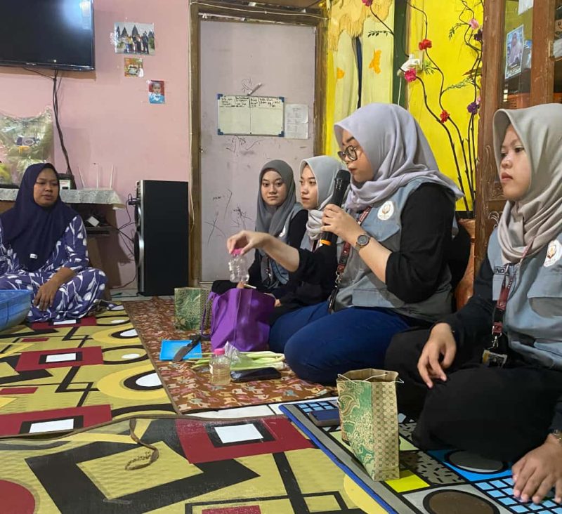 Workshop Spray Serai Anti Nyamuk di Desa Trayu untuk mengedukasi ibu-ibu PKK oleh mahasiwa KKN UIN Walisongo posko 10