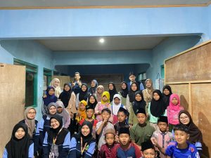 Mahasiswa KKN UIN Walisongo Posko 32 Gelar Sosialisasi Adab di Dunia Maya dan Serahkan Al-Qur’an di Madin Cemangklek