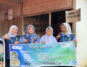 Dukung Ekonomi Lokal, KKN Reguler 85 UIN Walisongo Beri Banner Promosi UMKM di Wisata Air Kalikesek