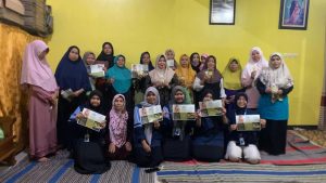 Mahasiswa KKN UIN Walisongo Sosialisasikan Teh dari Biji Alpukat di Desa Banjarejo
