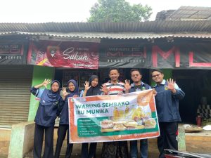 Mahasiswa KKN UIN Walisongo Dukung Pengembangan UMKM di Desa Cacaban Melalui Pemberian Banner Promosi