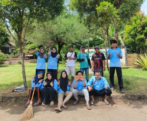 Mahasiswa KKN UIN Walisongo Bersama Warga Trayu Gelar Kerja Bakti Taman Pulesari