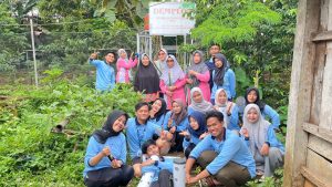 Warga Kedungsari Antusias Praktik Langsung Pembuatan Biopori Bersama KKN UIN Walisongo