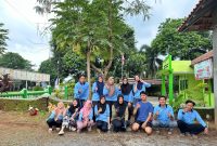 Mahasiswa KKN Reguler 85 Posko 08 UIN Walisongo bersama Ketua PKK Desa Ngareanak melakukan kegiatan penanaman toga di Halaman Balai Desa Ngareanak, Minggu (16 November 2025)