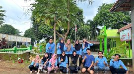 Mahasiswa KKN Reguler 85 Posko 08 UIN Walisongo bersama Ketua PKK Desa Ngareanak melakukan kegiatan penanaman toga di Halaman Balai Desa Ngareanak, Minggu (16 November 2025)