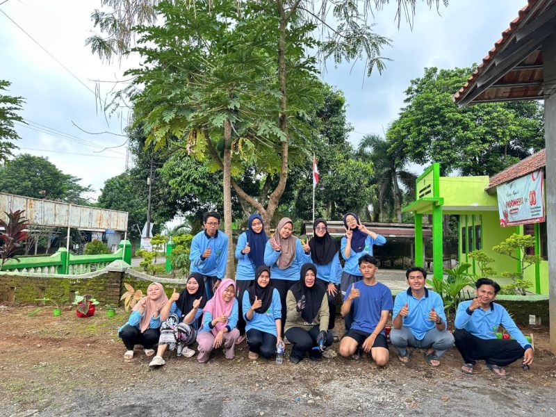 Mahasiswa KKN Reguler 85 Posko 08 UIN Walisongo bersama Ketua PKK Desa Ngareanak melakukan kegiatan penanaman toga di Halaman Balai Desa Ngareanak, Minggu (16 November 2025)