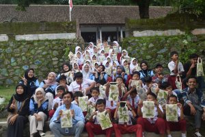 Mahasiswa KKN UIN Walisongo Dampingi Siswa SDN 1 Cening Membuat Ecoprint Totebag