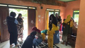 Mahasiswa KKN UIN Walisongo Dampingi Kegiatan Posyandu di Dusun Krajan Desa Peron