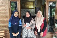 Anggota PSDM KKN UIN Walisongo Posko 8 bersama salah satu pelaku UMKM setelah pembuatan QRIS dan Pencantuman lokasi google maps di Desa Ngareanak