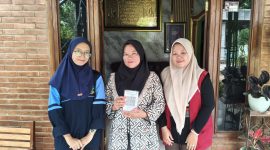 Anggota PSDM KKN UIN Walisongo Posko 8 bersama salah satu pelaku UMKM setelah pembuatan QRIS dan Pencantuman lokasi google maps di Desa Ngareanak